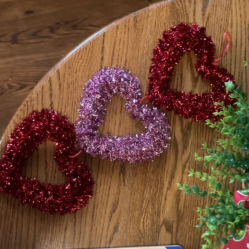 10/$13 NWOT Heart-Shaped decor  - Red and Pink